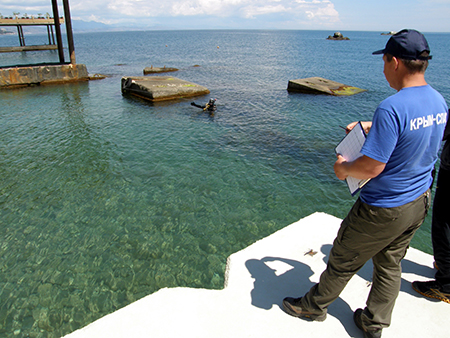 Сотрудники аварийно-спасательной службы «КРЫМ-СПАС» продолжают обследовать пляжи Республики - «МЧС»