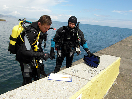 Сотрудники аварийно-спасательной службы «КРЫМ-СПАС» продолжают обследовать пляжи Республики - «МЧС»
