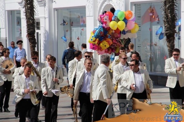 Ялтинцы отметили Первомай праздничной демонстрацией на главной улице города (ФОТО) - «Общество Крыма»