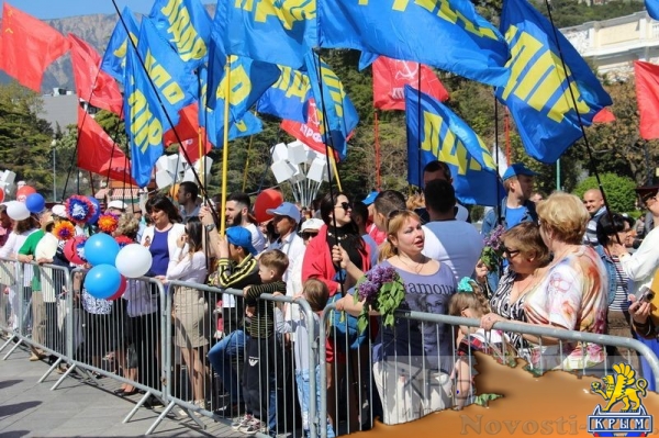 Ялтинцы отметили Первомай праздничной демонстрацией на главной улице города (ФОТО) - «Общество Крыма»