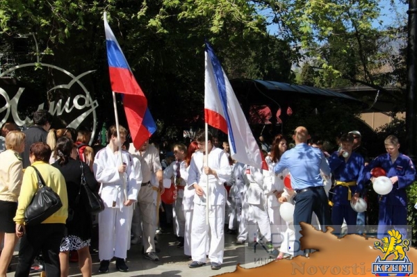 Ялтинцы отметили Первомай праздничной демонстрацией на главной улице города (ФОТО) - «Общество Крыма»