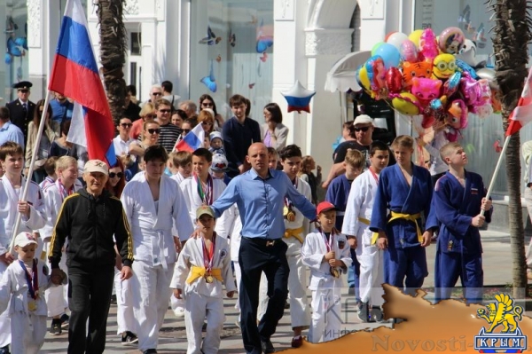 Ялтинцы отметили Первомай праздничной демонстрацией на главной улице города (ФОТО) - «Общество Крыма»