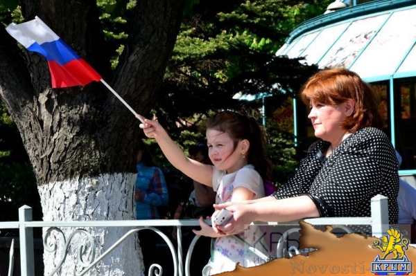 Более 20 тысяч крымчан приняли участие в первомайской демонстрации в Симферополе (ФОТО, ВИДЕО) - «Общество Крыма» Более 20 тысяч крымчан приняли участие в первомайской демонстрации в Симферополе (ФОТО, ВИДЕО) - «Общество Крыма»