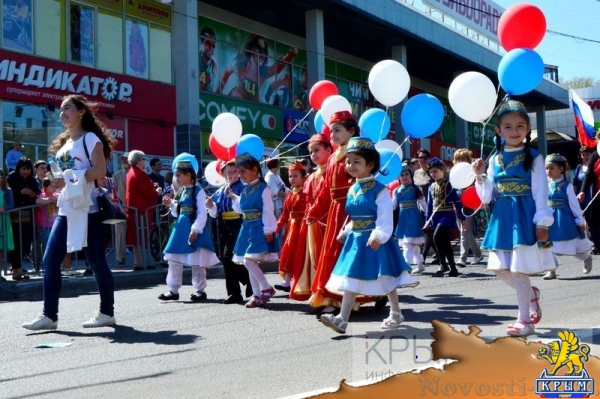 Более 20 тысяч крымчан приняли участие в первомайской демонстрации в Симферополе (ФОТО, ВИДЕО) - «Общество Крыма» Более 20 тысяч крымчан приняли участие в первомайской демонстрации в Симферополе (ФОТО, ВИДЕО) - «Общество Крыма»