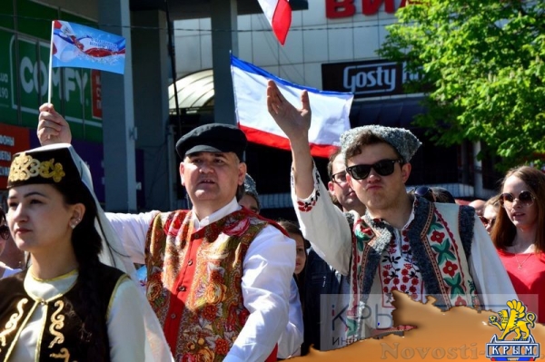 Более 20 тысяч крымчан приняли участие в первомайской демонстрации в Симферополе (ФОТО, ВИДЕО) - «Общество Крыма» Более 20 тысяч крымчан приняли участие в первомайской демонстрации в Симферополе (ФОТО, ВИДЕО) - «Общество Крыма»