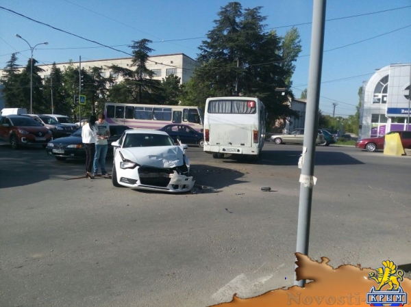 В Симферополе иномарка врезалась в маршрутку: есть пострадавшие - «Новости Крыма»