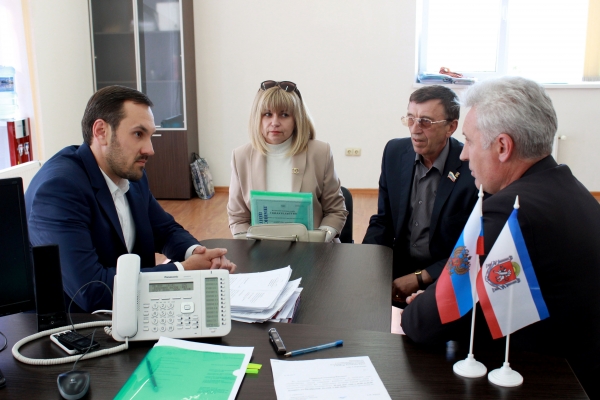 Госкомрегистр продолжает сотрудничество с крымскими активистами для эффективного выявления нарушений - «Госкомрегистр»