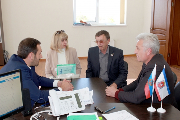 Госкомрегистр продолжает сотрудничество с крымскими активистами для эффективного выявления нарушений - «Госкомрегистр»