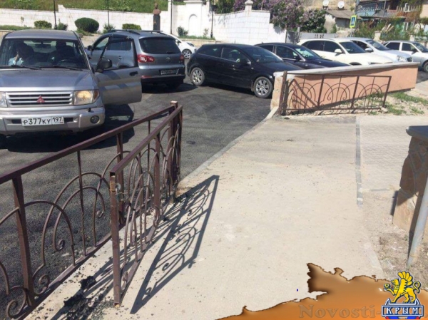 В Бахчисарае автомобилисты срезали замки с забора, ограждающего парк, чтобы устроить бесплатную парковку (ФОТОФАКТ) - «Симферополь»