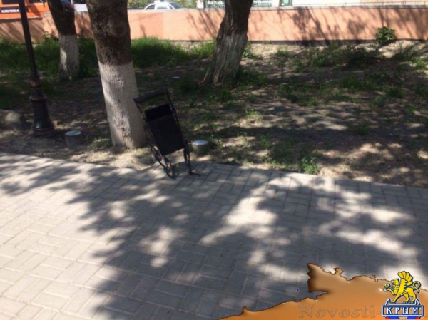 В Бахчисарае автомобилисты срезали замки с забора, ограждающего парк, чтобы устроить бесплатную парковку (ФОТОФАКТ) - «Симферополь»