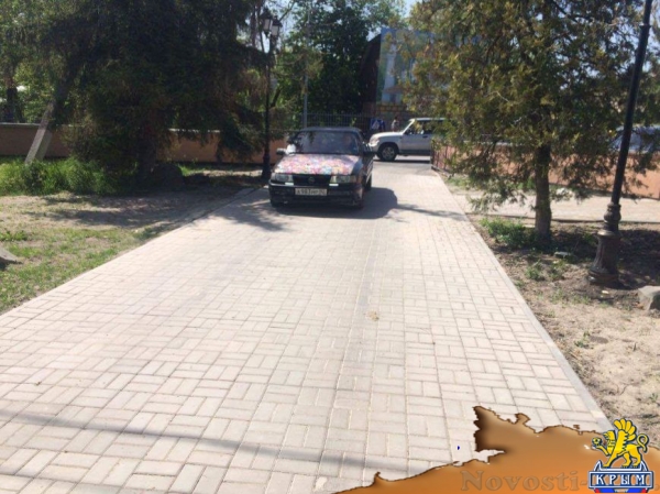 В Бахчисарае автомобилисты срезали замки с забора, ограждающего парк, чтобы устроить бесплатную парковку (ФОТОФАКТ) - «Симферополь»
