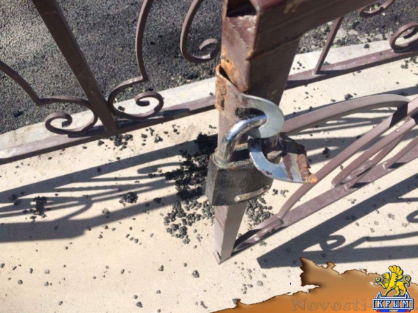 В Бахчисарае автомобилисты срезали замки с забора, ограждающего парк, чтобы устроить бесплатную парковку (ФОТОФАКТ) - «Симферополь»