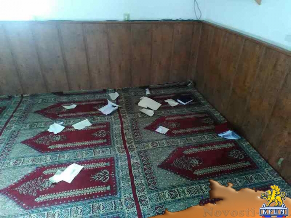 В крымской мечети вандалы разорвали и пытались сжечь Коран (ФОТО) - «Симферополь»