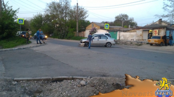В Симферополе в результате ДТП "Мерседес" аккуратно выехал на тротуар (ФОТО) - «Симферополь»