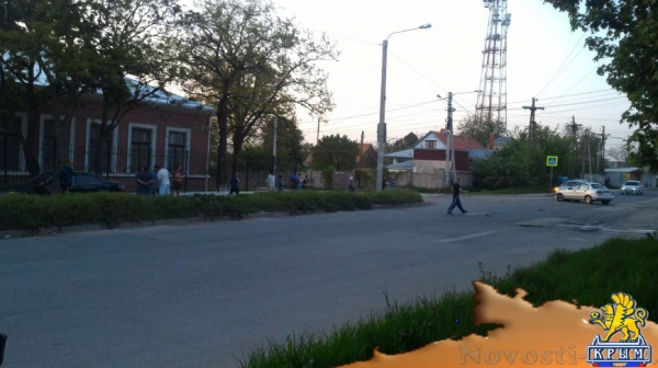 В Симферополе в результате ДТП "Мерседес" аккуратно выехал на тротуар (ФОТО) - «Симферополь»