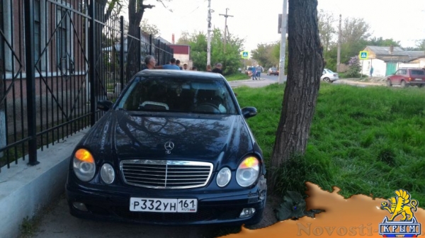 В Симферополе в результате ДТП "Мерседес" аккуратно выехал на тротуар (ФОТО) - «Симферополь»