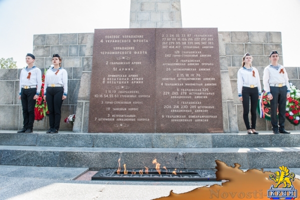На Сапун-горе над Севастополем подняли В«Знамена славыВ» (ФОТОРЕПОРТАЖ) - «Общество Крыма»