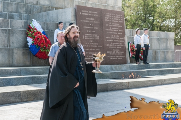 На Сапун-горе над Севастополем подняли В«Знамена славыВ» (ФОТОРЕПОРТАЖ) - «Общество Крыма»