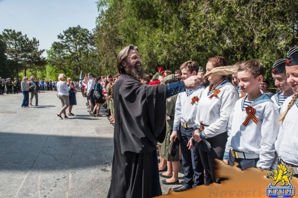 На Сапун-горе над Севастополем подняли В«Знамена славыВ» (ФОТОРЕПОРТАЖ) - «Общество Крыма»
