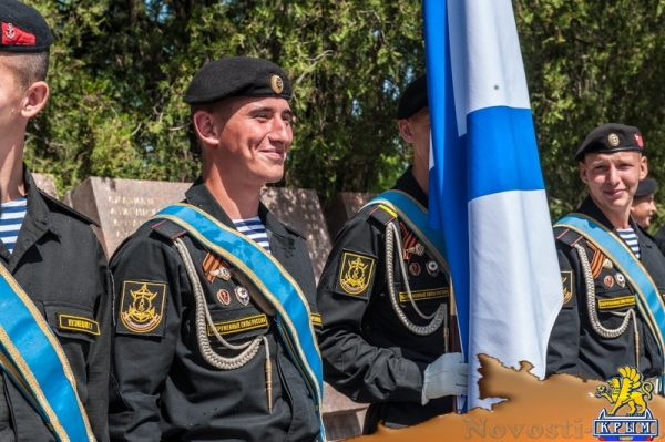 На Сапун-горе над Севастополем подняли В«Знамена славыВ» (ФОТОРЕПОРТАЖ) - «Общество Крыма»