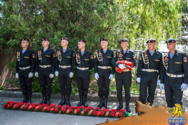 На Сапун-горе над Севастополем подняли В«Знамена славыВ» (ФОТОРЕПОРТАЖ) - «Общество Крыма»