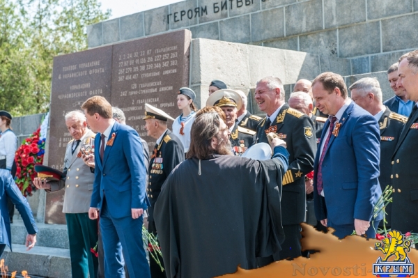 На Сапун-горе над Севастополем подняли В«Знамена славыВ» (ФОТОРЕПОРТАЖ) - «Общество Крыма»