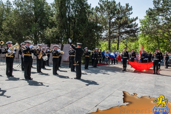 На Сапун-горе над Севастополем подняли В«Знамена славыВ» (ФОТОРЕПОРТАЖ) - «Общество Крыма»