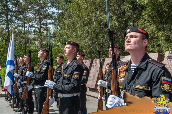 На Сапун-горе над Севастополем подняли В«Знамена славыВ» (ФОТОРЕПОРТАЖ) - «Общество Крыма»