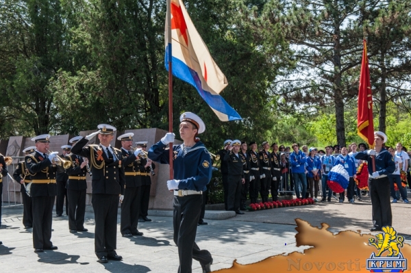 На Сапун-горе над Севастополем подняли В«Знамена славыВ» (ФОТОРЕПОРТАЖ) - «Общество Крыма»