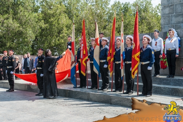 На Сапун-горе над Севастополем подняли В«Знамена славыВ» (ФОТОРЕПОРТАЖ) - «Общество Крыма»
