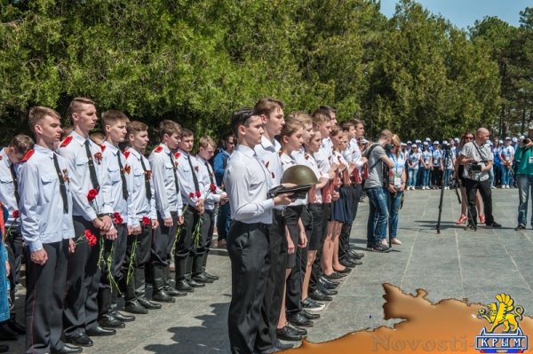 На Сапун-горе над Севастополем подняли В«Знамена славыВ» (ФОТОРЕПОРТАЖ) - «Общество Крыма»