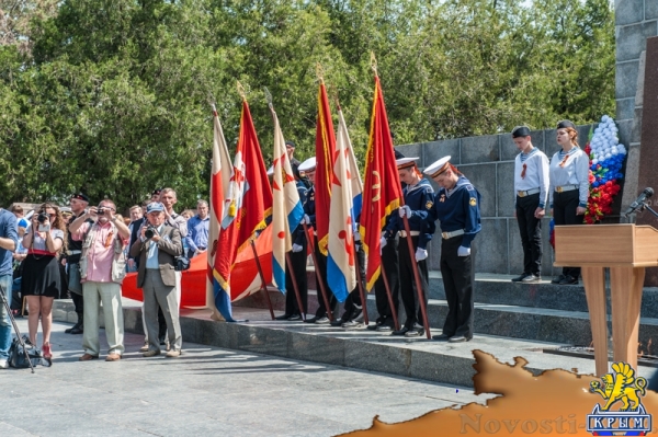 На Сапун-горе над Севастополем подняли В«Знамена славыВ» (ФОТОРЕПОРТАЖ) - «Общество Крыма»