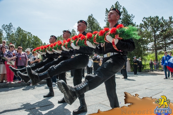 На Сапун-горе над Севастополем подняли В«Знамена славыВ» (ФОТОРЕПОРТАЖ) - «Общество Крыма»