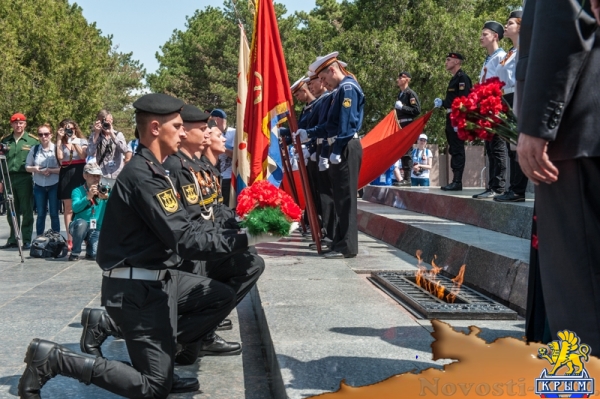 На Сапун-горе над Севастополем подняли В«Знамена славыВ» (ФОТОРЕПОРТАЖ) - «Общество Крыма»