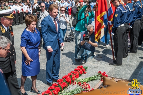 На Сапун-горе над Севастополем подняли В«Знамена славыВ» (ФОТОРЕПОРТАЖ) - «Общество Крыма»