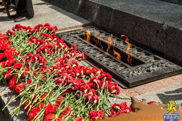 На Сапун-горе над Севастополем подняли В«Знамена славыВ» (ФОТОРЕПОРТАЖ) - «Общество Крыма»