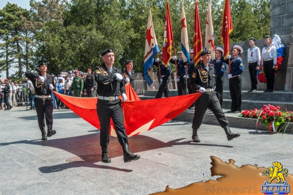 На Сапун-горе над Севастополем подняли В«Знамена славыВ» (ФОТОРЕПОРТАЖ) - «Общество Крыма»