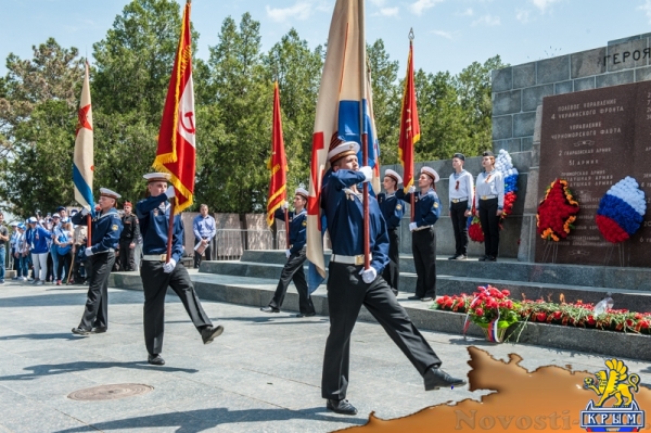 На Сапун-горе над Севастополем подняли В«Знамена славыВ» (ФОТОРЕПОРТАЖ) - «Общество Крыма»