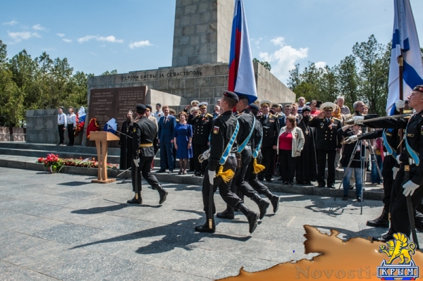 На Сапун-горе над Севастополем подняли В«Знамена славыВ» (ФОТОРЕПОРТАЖ) - «Общество Крыма»