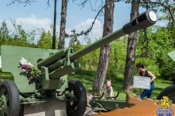 На Сапун-горе над Севастополем подняли В«Знамена славыВ» (ФОТОРЕПОРТАЖ) - «Общество Крыма»