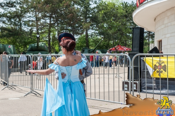 На Сапун-горе над Севастополем подняли В«Знамена славыВ» (ФОТОРЕПОРТАЖ) - «Общество Крыма»
