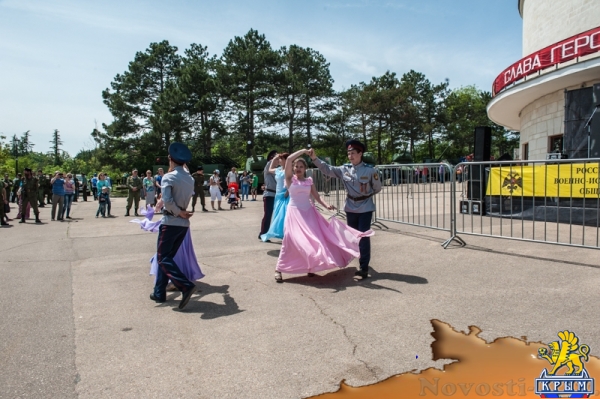 На Сапун-горе над Севастополем подняли В«Знамена славыВ» (ФОТОРЕПОРТАЖ) - «Общество Крыма»