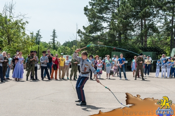 На Сапун-горе над Севастополем подняли В«Знамена славыВ» (ФОТОРЕПОРТАЖ) - «Общество Крыма»