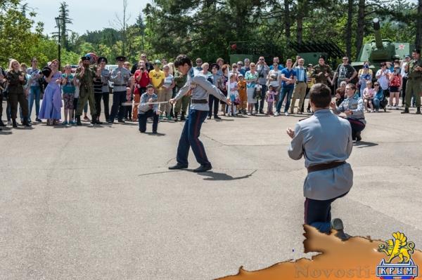 На Сапун-горе над Севастополем подняли В«Знамена славыВ» (ФОТОРЕПОРТАЖ) - «Общество Крыма»