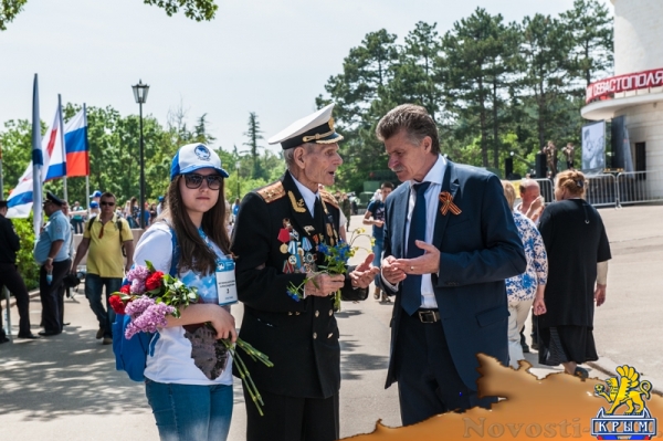 На Сапун-горе над Севастополем подняли В«Знамена славыВ» (ФОТОРЕПОРТАЖ) - «Общество Крыма»
