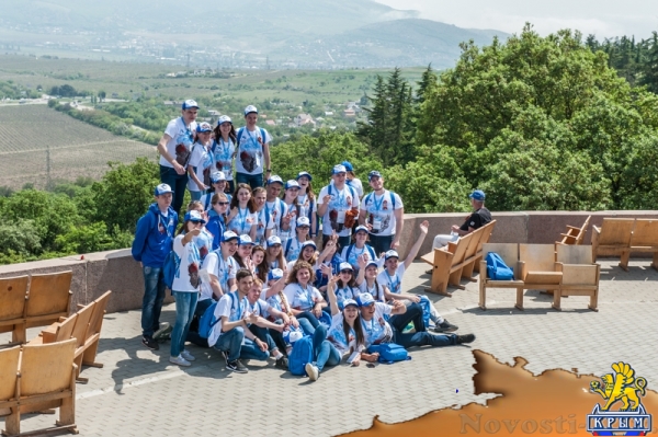На Сапун-горе над Севастополем подняли В«Знамена славыВ» (ФОТОРЕПОРТАЖ) - «Общество Крыма»