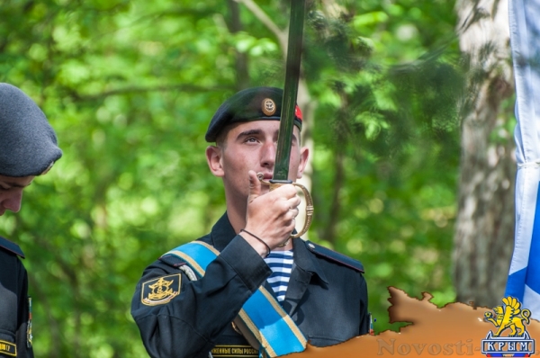 На Сапун-горе над Севастополем подняли В«Знамена славыВ» (ФОТОРЕПОРТАЖ) - «Общество Крыма»