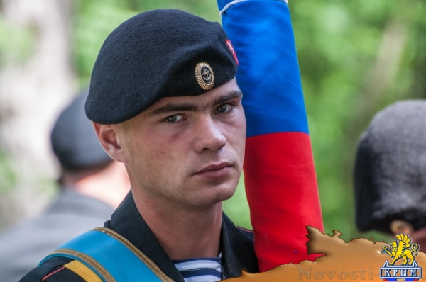 На Сапун-горе над Севастополем подняли В«Знамена славыВ» (ФОТОРЕПОРТАЖ) - «Общество Крыма»