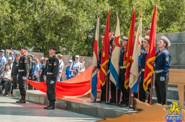 На Сапун-горе над Севастополем подняли В«Знамена славыВ» (ФОТОРЕПОРТАЖ) - «Общество Крыма»