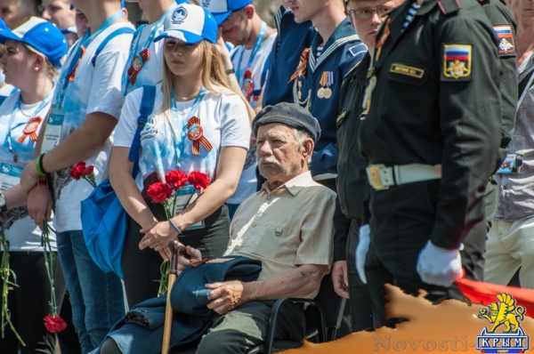 На Сапун-горе над Севастополем подняли В«Знамена славыВ» (ФОТОРЕПОРТАЖ) - «Общество Крыма»
